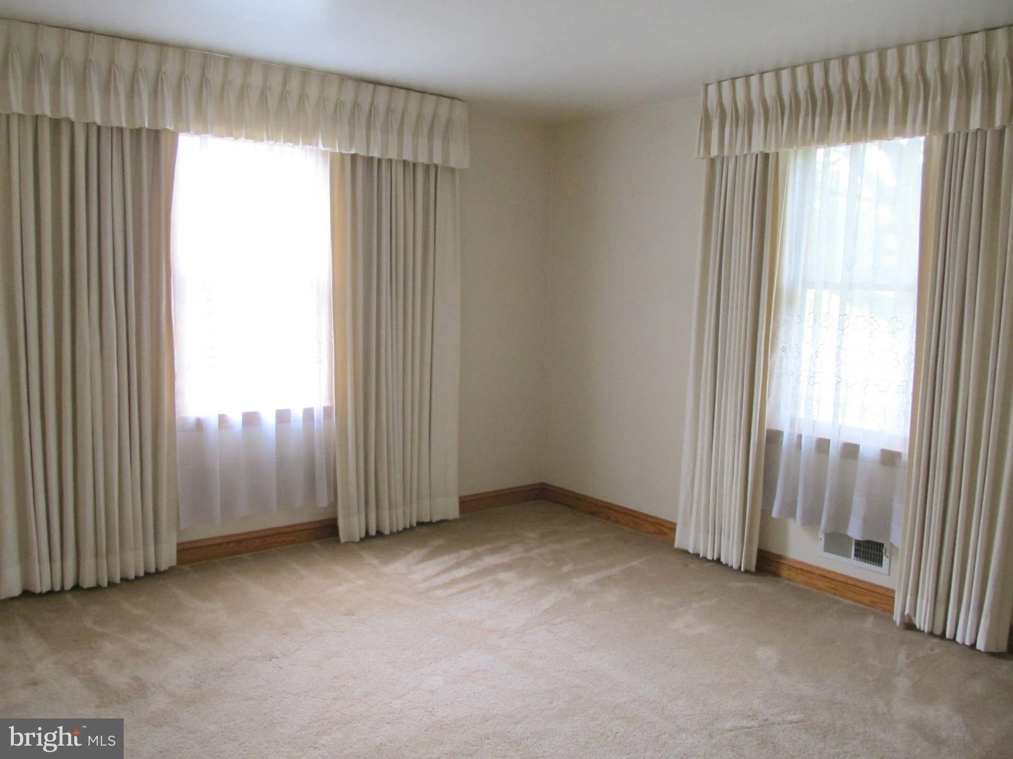 520 Shipley Road Linthicum Heights, MD 21090 - Photo 3 of 15 Living Room