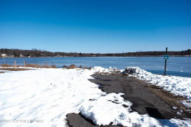 $460,000 | 5186 Hummingbird Drive, Pocono Summit, PA 18346