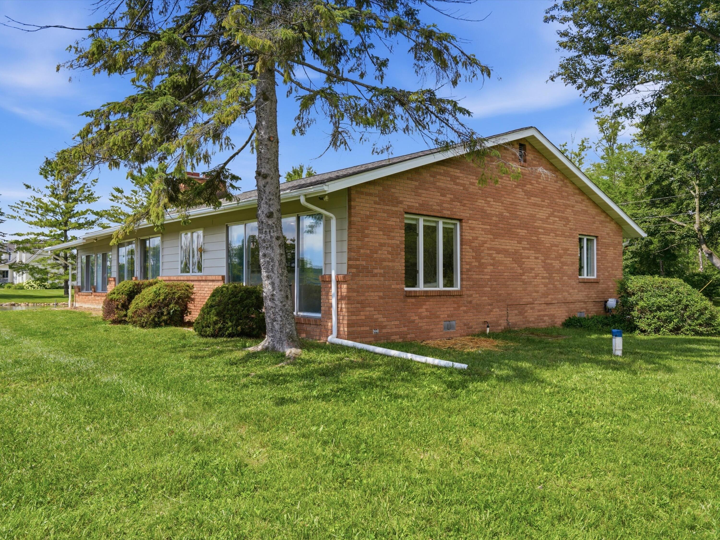 11243 Wynns Road Pinckney, MI 48169 - Photo 28 of 43 Front View
