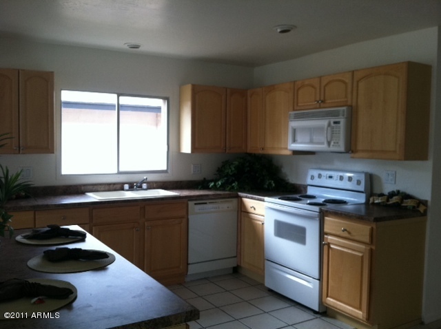 3447 West Redfield Road Phoenix, AZ 85053 - Photo 12 of 15 kitchen