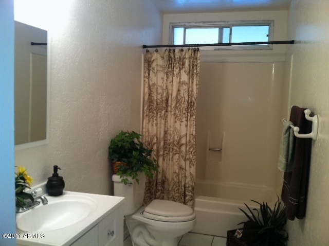 3447 West Redfield Road Phoenix, AZ 85053 - Photo 8 of 15 hall bath