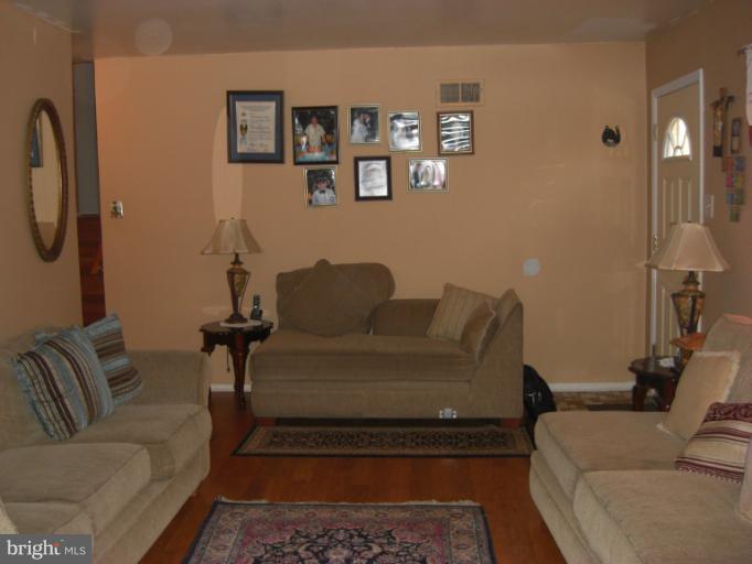 4107 Lees Corner Road Chantilly, VA 20151 - Photo 3 of 12 Living Room