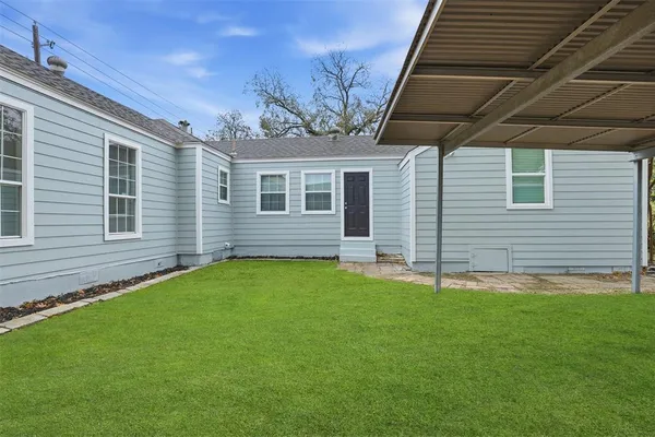 $2,400 | 227 South Hampton Road, Dallas, TX 75208
