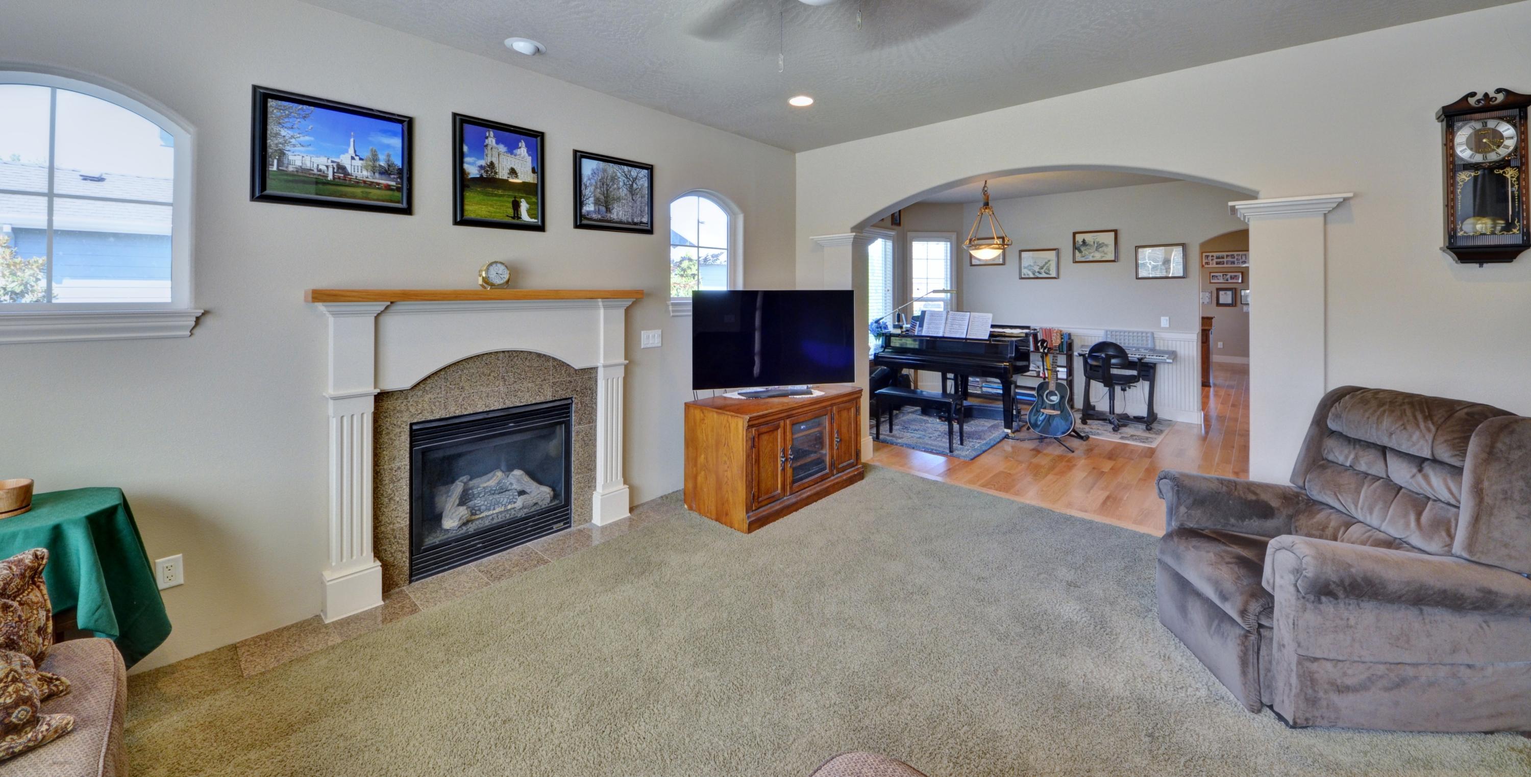 920 Buck Point Street Central Point, OR 97502 - Photo 4 of 40 053