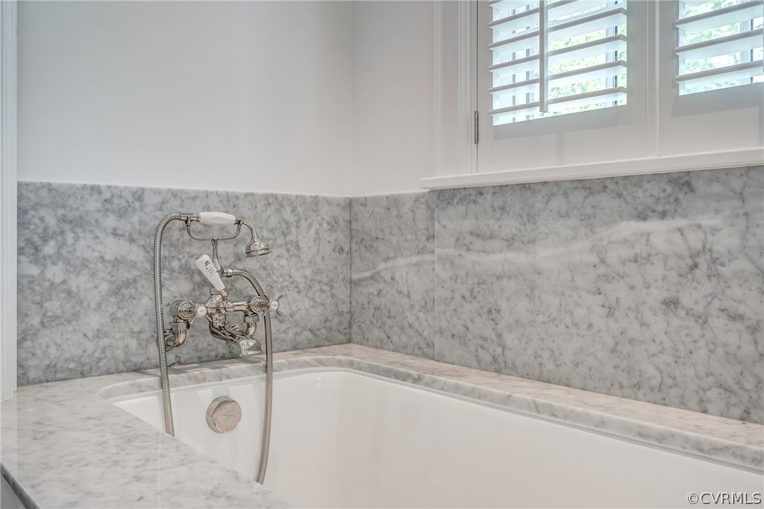 20 Rio Vista Lane Richmond, VA 23226 - Photo 41 of 49 a view of a bathtub in a window