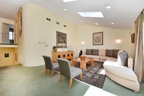 $1,699,998 | 3 Joy Drive, Manhasset Hills, NY 11040