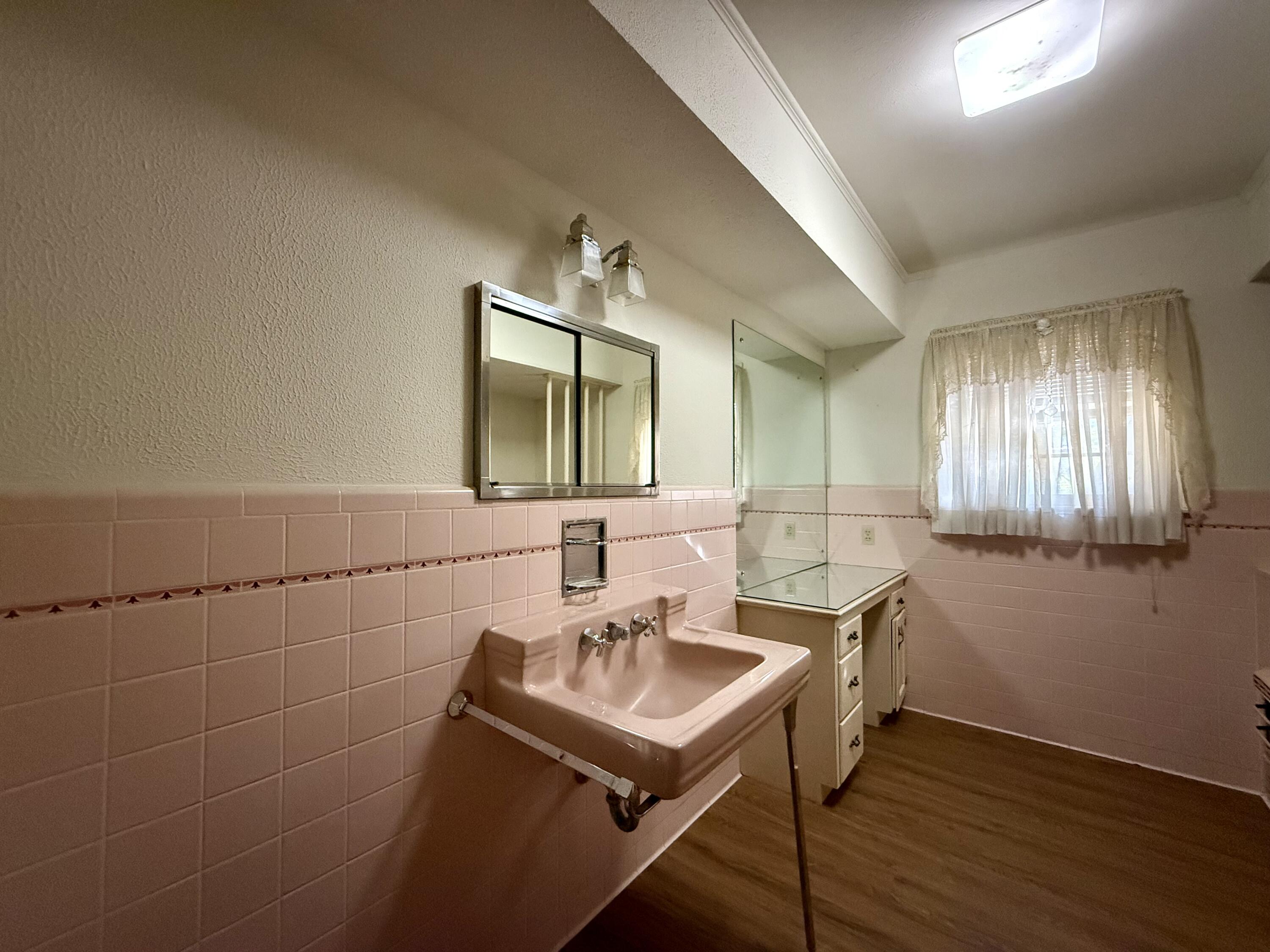 321 10th Street Memphis, TX 79245 - Photo 20 of 33 a bathroom with a sink and a mirror