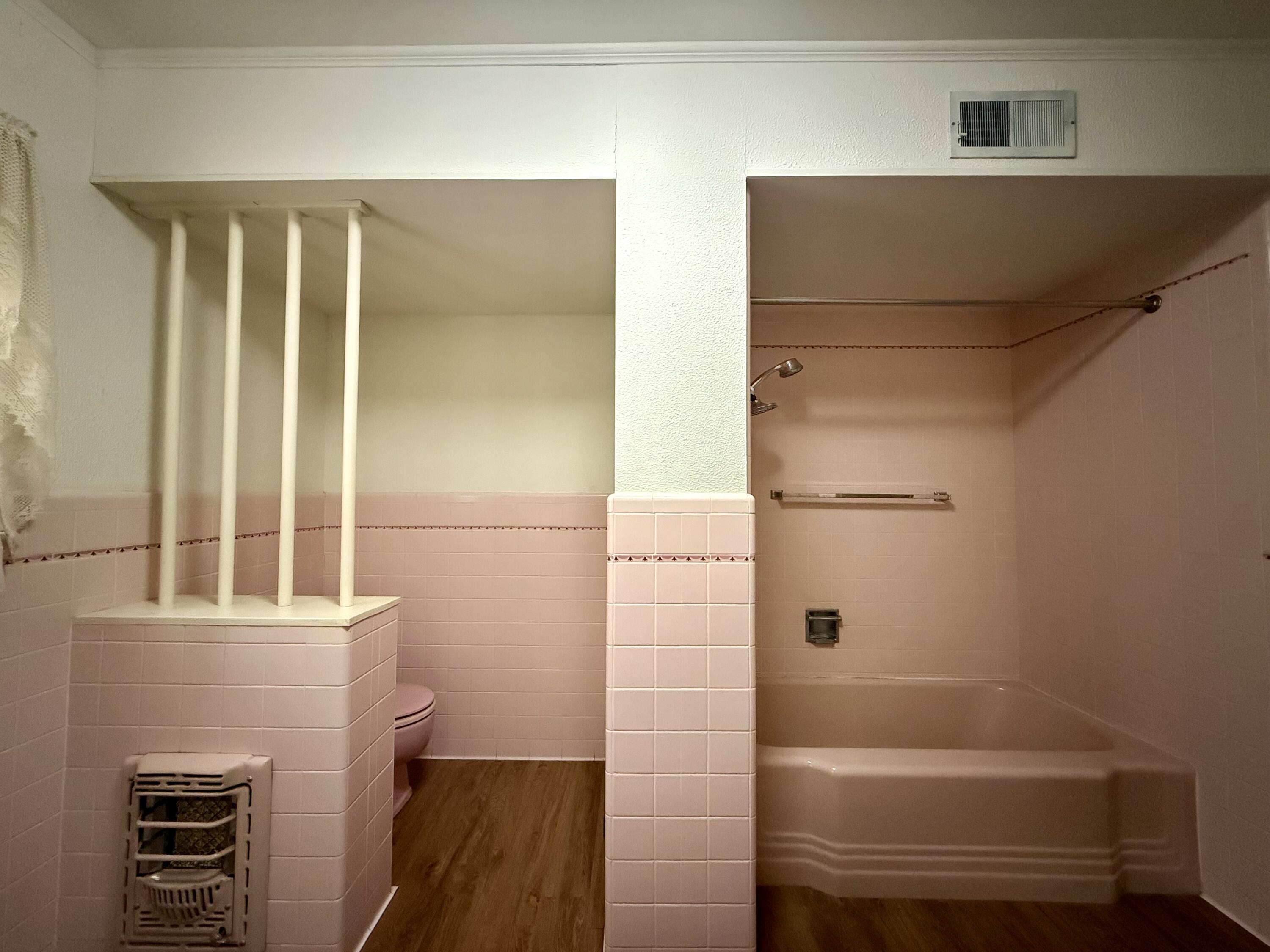 321 10th Street Memphis, TX 79245 - Photo 22 of 33 a bathroom with a bathtub