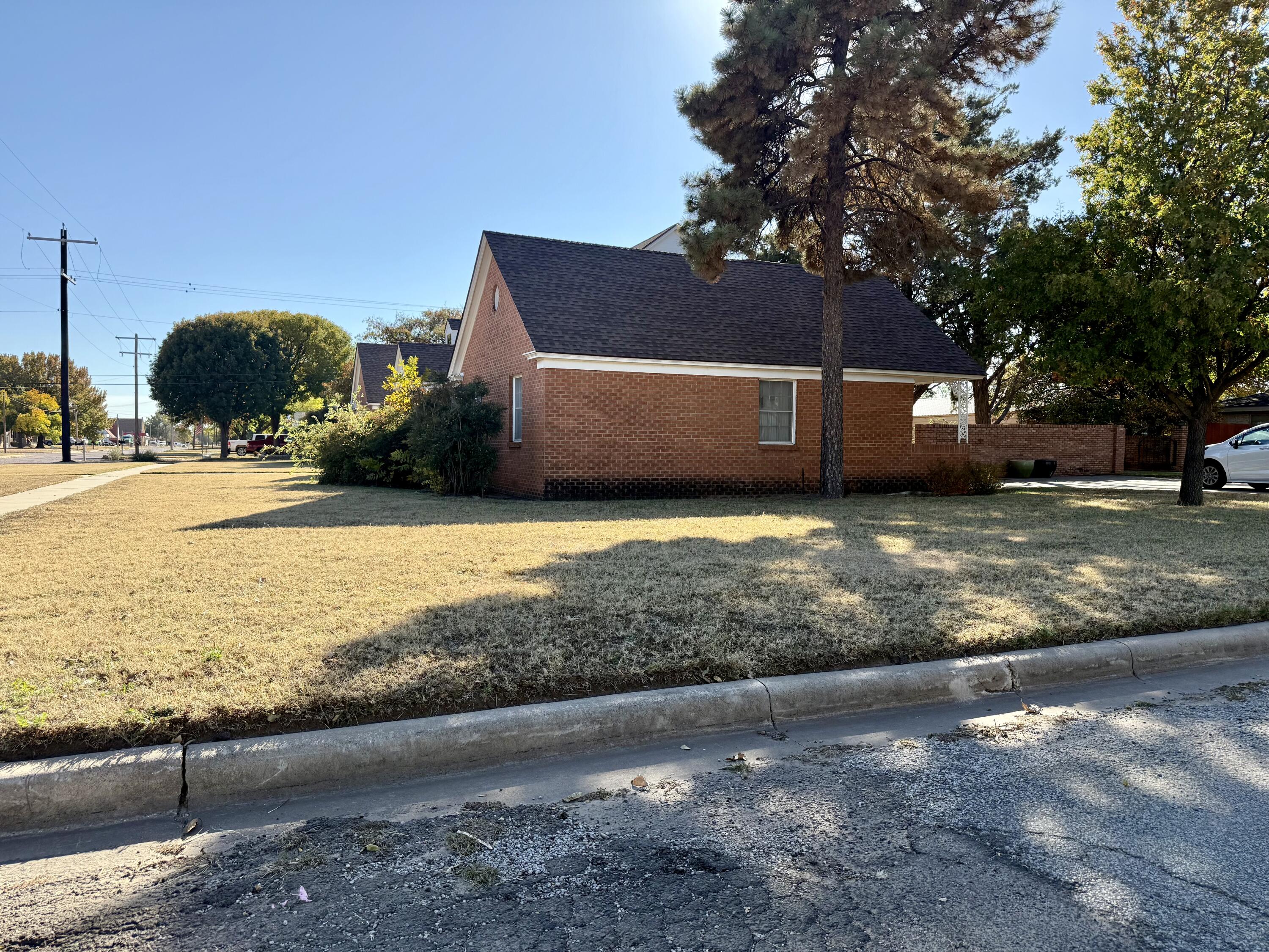 321 10th Street Memphis, TX 79245 - Photo 4 of 33 a view of a house with a yard and large tree
