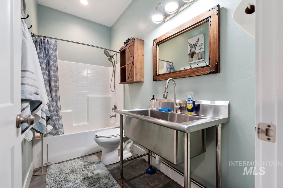 21 Open Road Garden Valley, ID 83622 - Photo 35 of 49 Bathroom with toilet and shower / bath combo with shower curtain