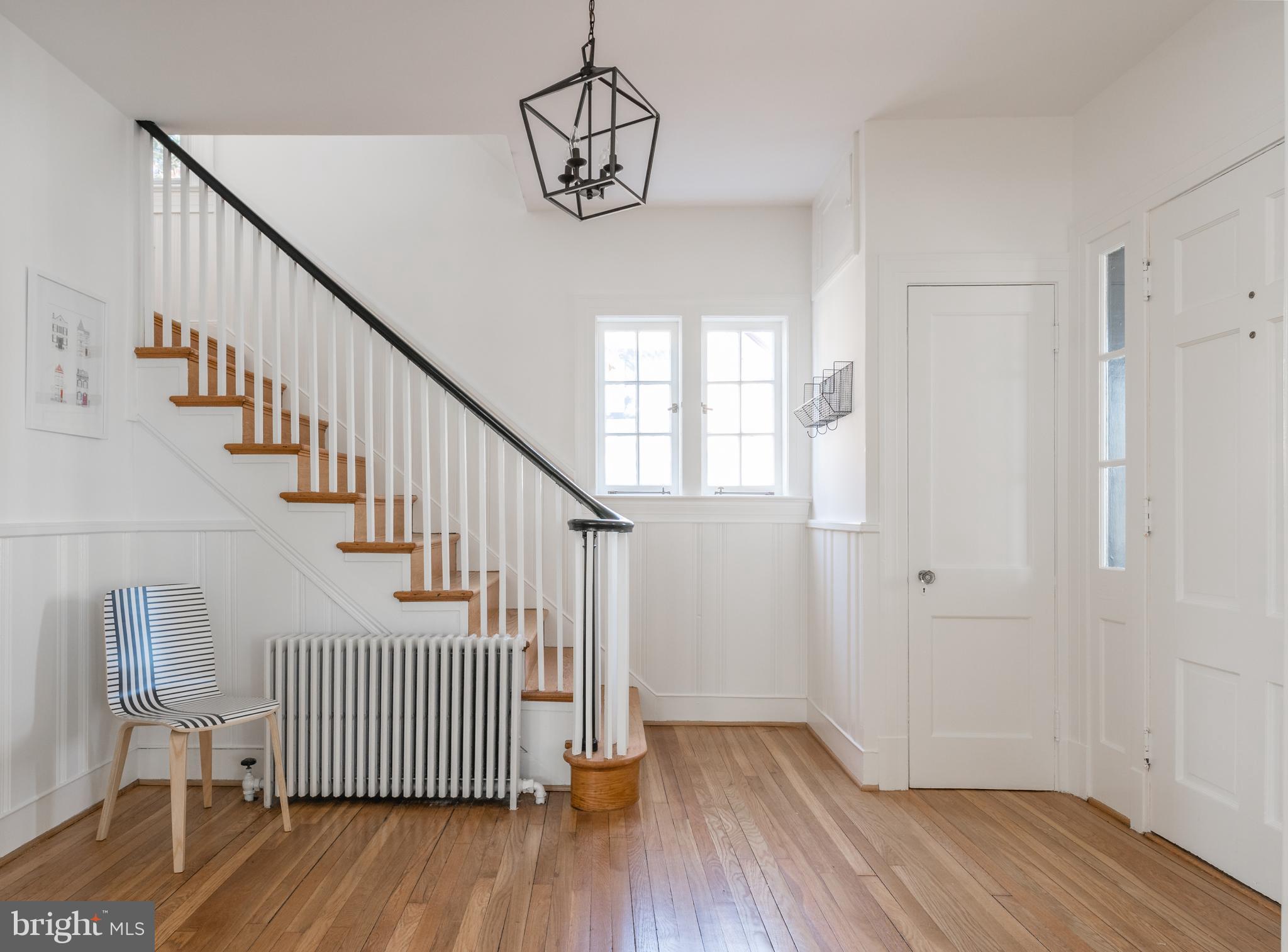 9202 2nd Avenue Silver Spring, MD 20910 - Photo 3 of 30 Front Entry/Foyer