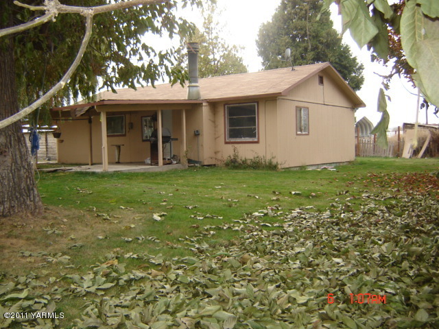 411 Swan Road Sunnyside, WA 98944 - Photo 1 of 14 a view of a house with a yard