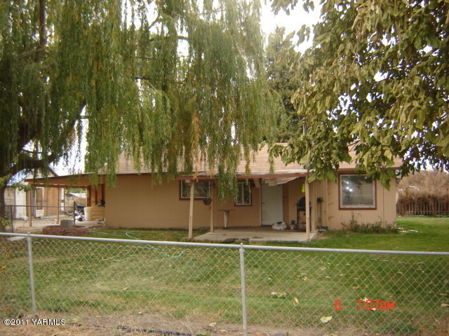 411 Swan Road Sunnyside, WA 98944 - Photo 3 of 14 front view of house with a yard