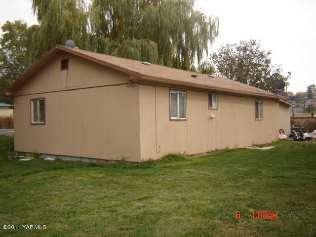 411 Swan Road Sunnyside, WA 98944 - Photo 5 of 14 a backyard of a house with lots of green space