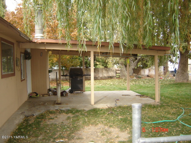 411 Swan Road Sunnyside, WA 98944 - Photo 6 of 14 a view of a building with a backyard