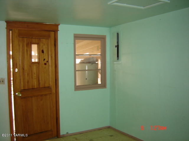 411 Swan Road Sunnyside, WA 98944 - Photo 9 of 14 a view of a small space