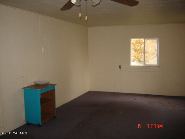 411 Swan Road Sunnyside, WA 98944 - Photo 10 of 14 an empty room with a window