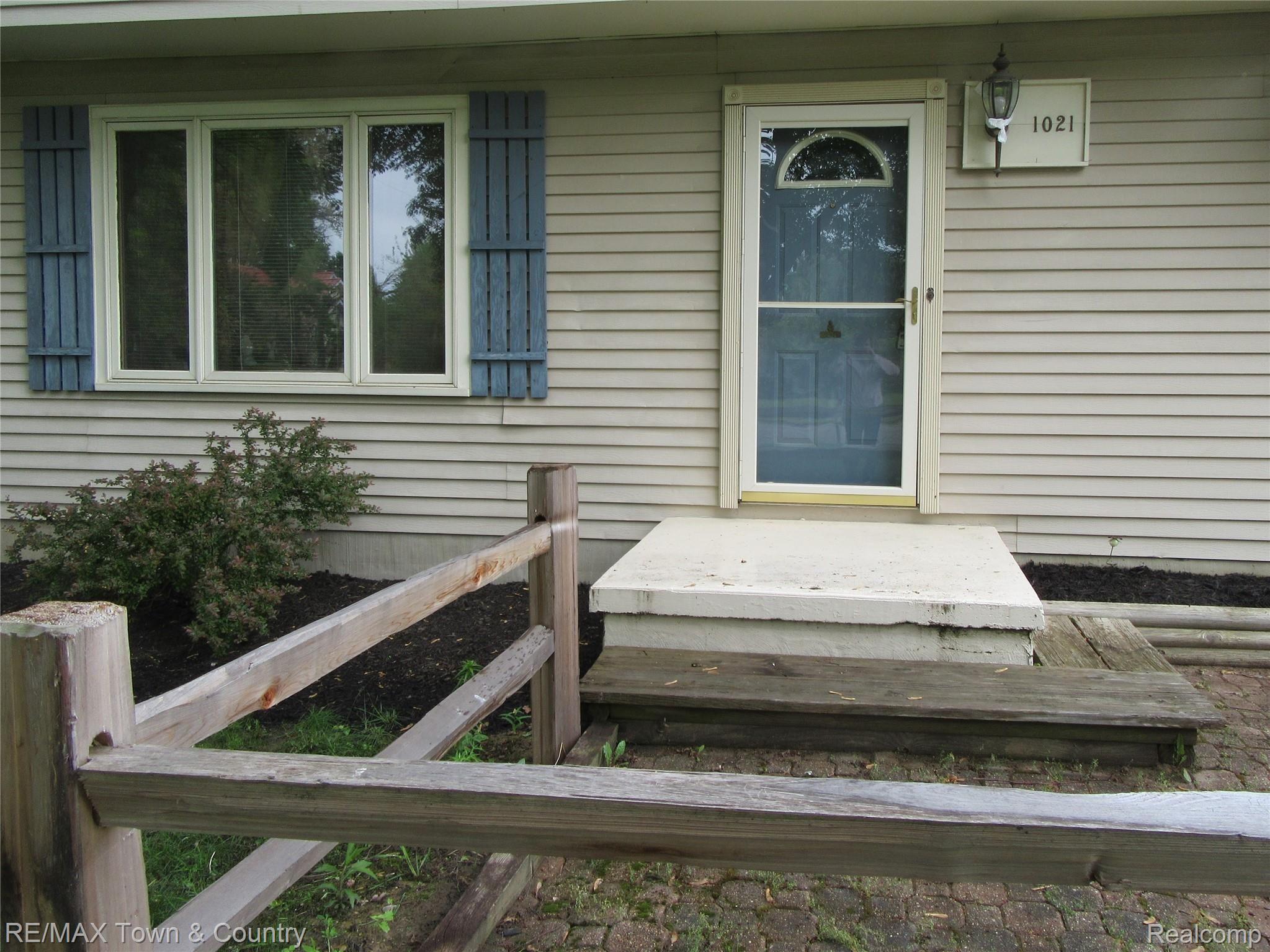 1021 Stonehenge Road Flint, MI 48532 - Photo 28 of 30 astone front.jpg