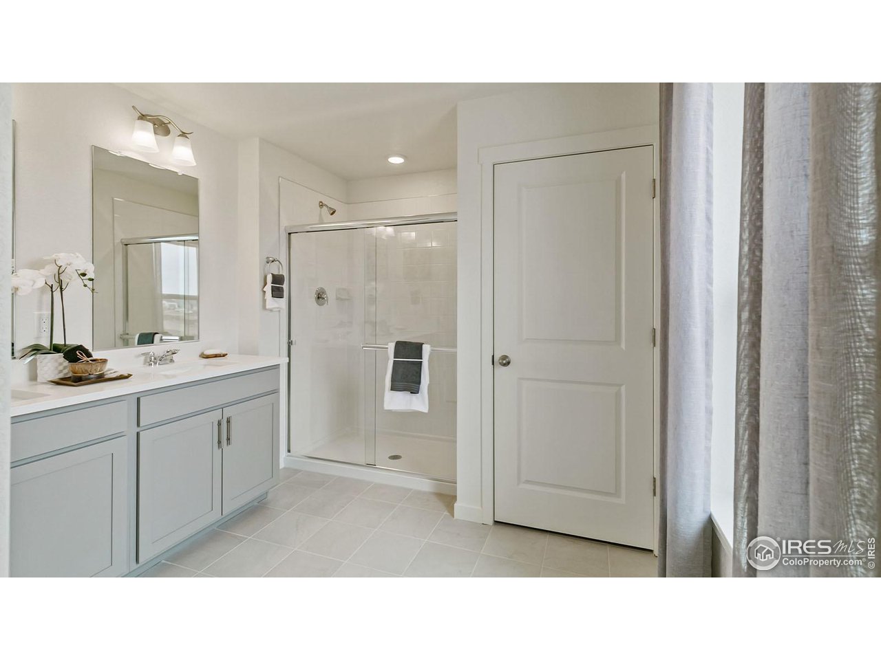 942 London Way Severance, CO 80550 - Photo 21 of 26 a bathroom with a sink a shower a mirror and a bathtub