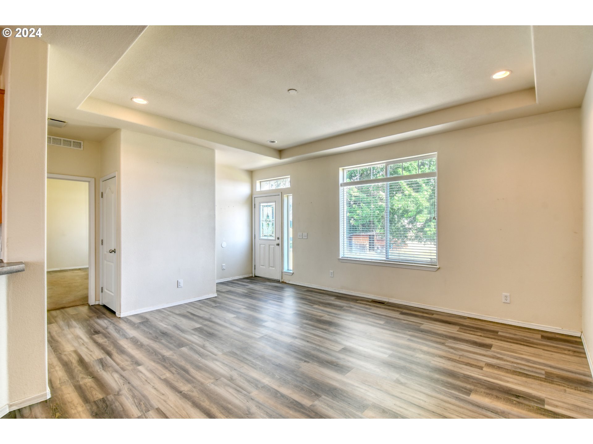 45457 Trail Road Pendleton, OR 97801 - Photo 5 of 48 a view of an empty room and window