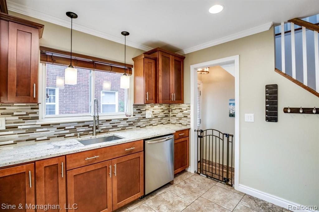 1624 Roslyn Road Grosse Pointe Woods, MI 48236 - Photo 8 of 31