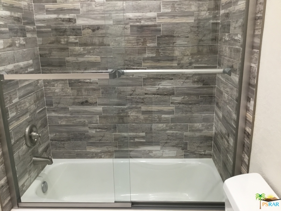 1111 East Ramon Road, Unit 8 Palm Springs, CA 92264 - Photo 27 of 36 a bathroom with a bathtub