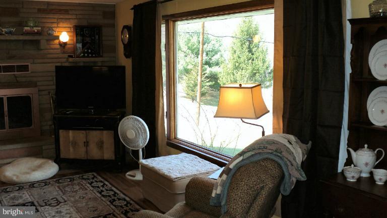 12108 Vale Summit Road Southwest Frostburg, MD 21532 - Photo 2 of 17 Living Room