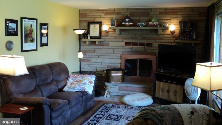 12108 Vale Summit Road Southwest Frostburg, MD 21532 - Photo 6 of 17 Living Room