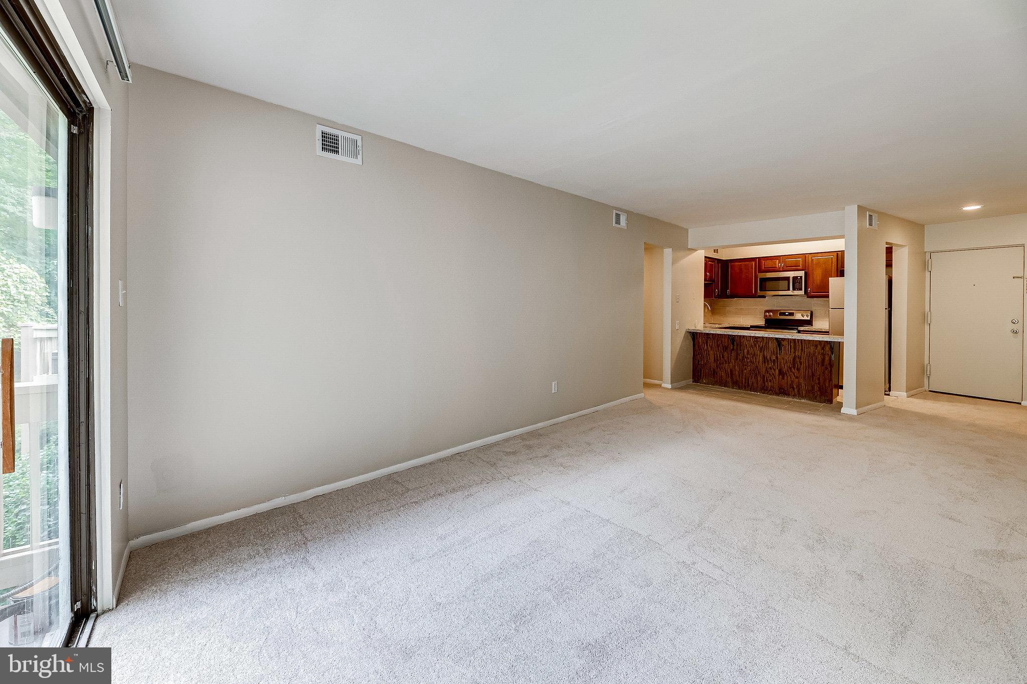 5810 Royal Ridge Drive, Unit T Springfield, VA 22152 - Photo 9 of 28 Living Room