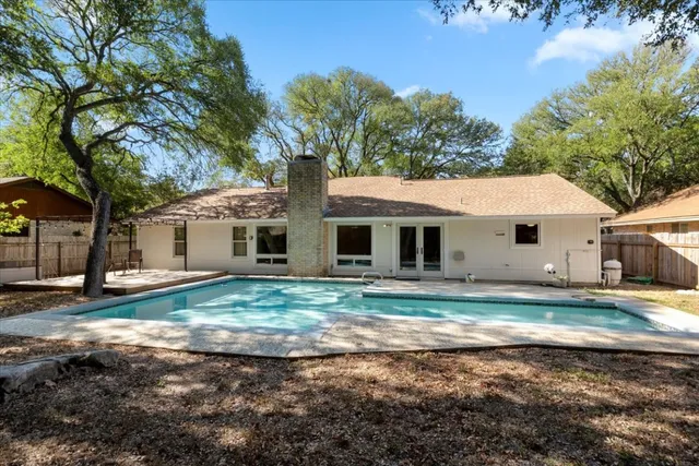 a view of a yard with a house and a big yard