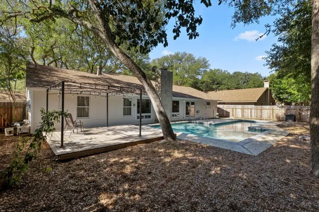 a view of a house with backyard