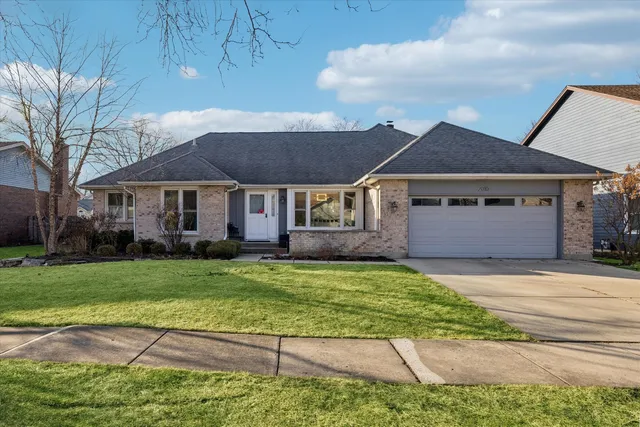 $750,000 | 2010 North Oak Wood Drive, Arlington Heights, IL 60004