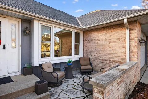 $750,000 | 2010 North Oak Wood Drive, Arlington Heights, IL 60004