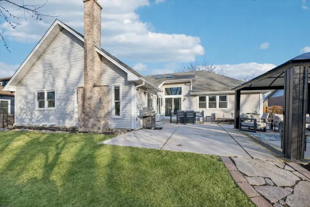 $750,000 | 2010 North Oak Wood Drive, Arlington Heights, IL 60004