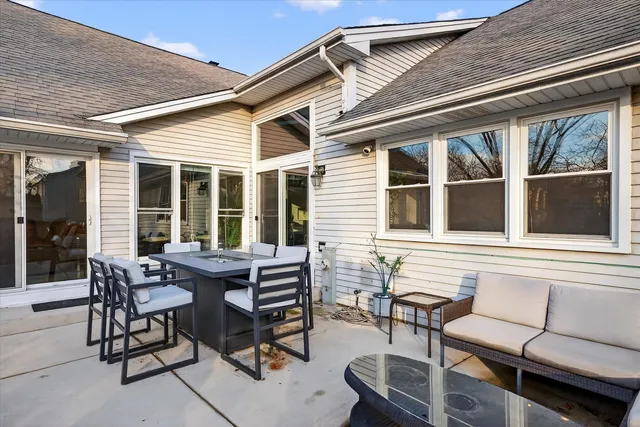 $750,000 | 2010 North Oak Wood Drive, Arlington Heights, IL 60004