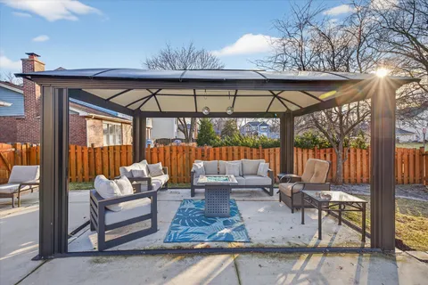 $750,000 | 2010 North Oak Wood Drive, Arlington Heights, IL 60004