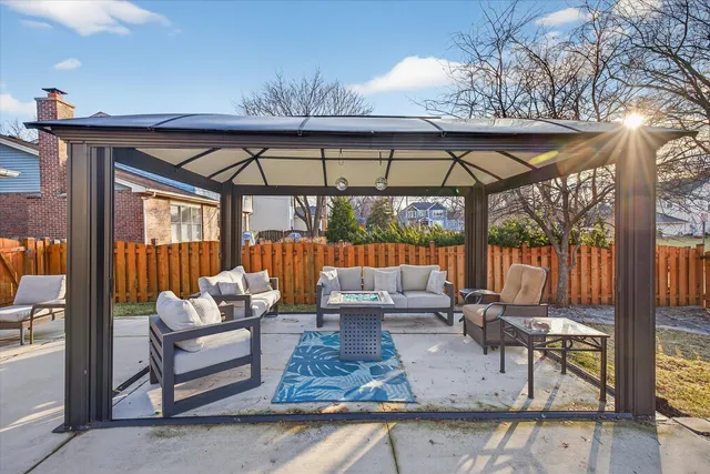 $750,000 | 2010 North Oak Wood Drive, Arlington Heights, IL 60004