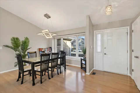 $750,000 | 2010 North Oak Wood Drive, Arlington Heights, IL 60004