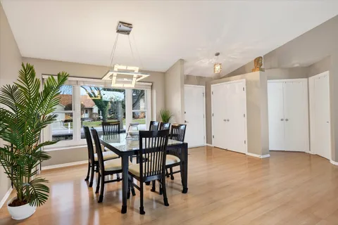 $750,000 | 2010 North Oak Wood Drive, Arlington Heights, IL 60004