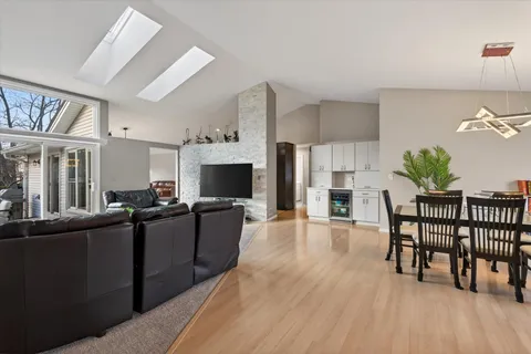 $750,000 | 2010 North Oak Wood Drive, Arlington Heights, IL 60004