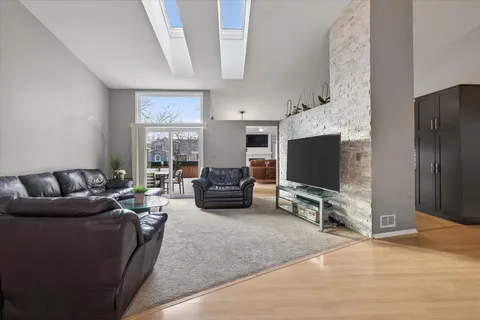 $750,000 | 2010 North Oak Wood Drive, Arlington Heights, IL 60004