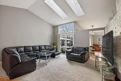 $750,000 | 2010 North Oak Wood Drive, Arlington Heights, IL 60004