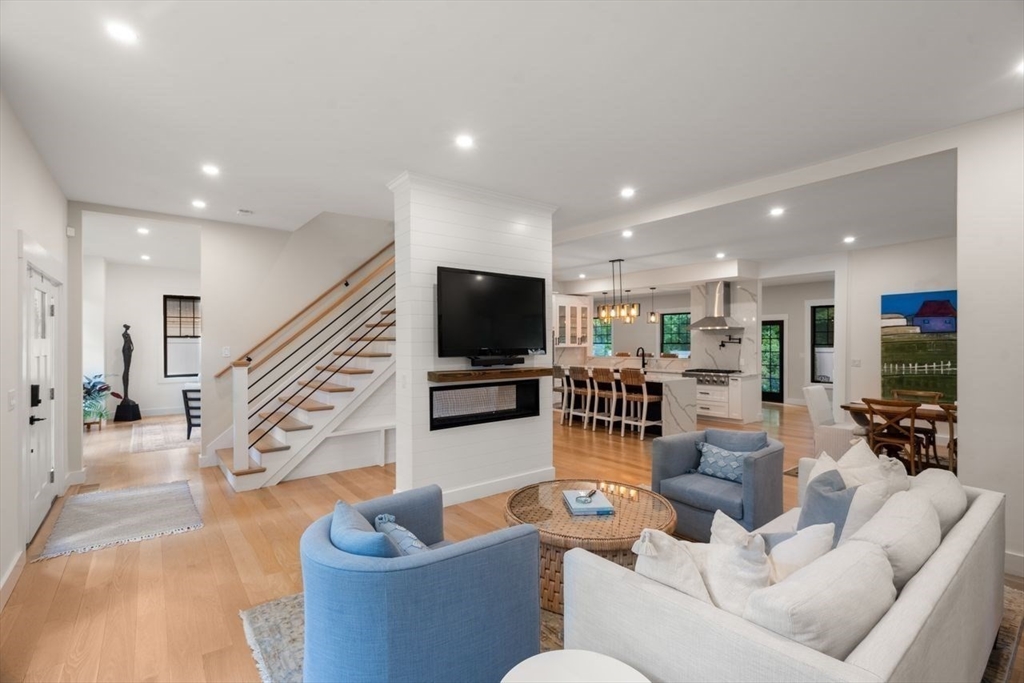 283 Walnut Street Wellesley, MA 02481 - Photo 3 of 33