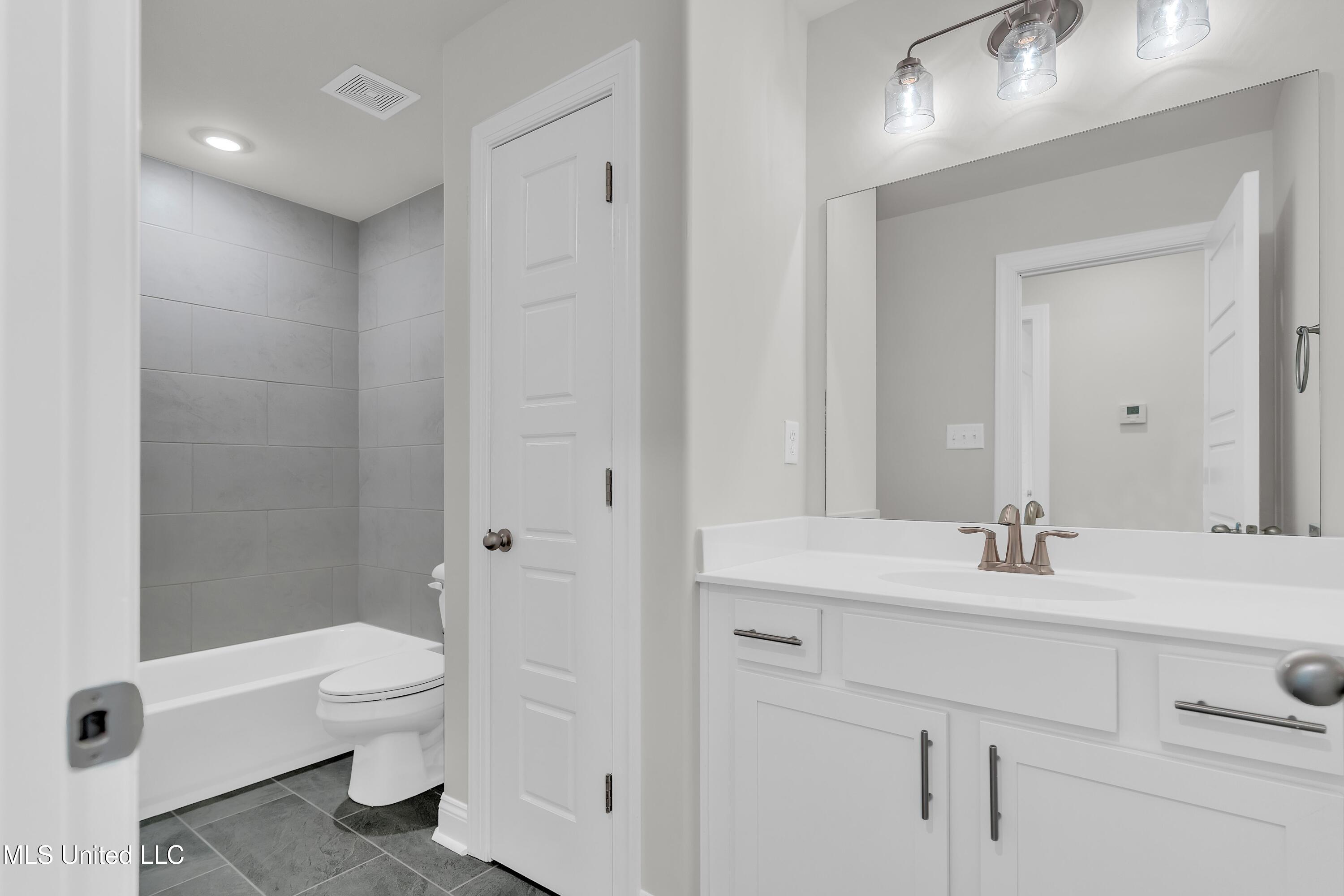 10262 March Mdws Way Olive Branch, MS 38654 - Photo 18 of 18 upstairs Bathroom