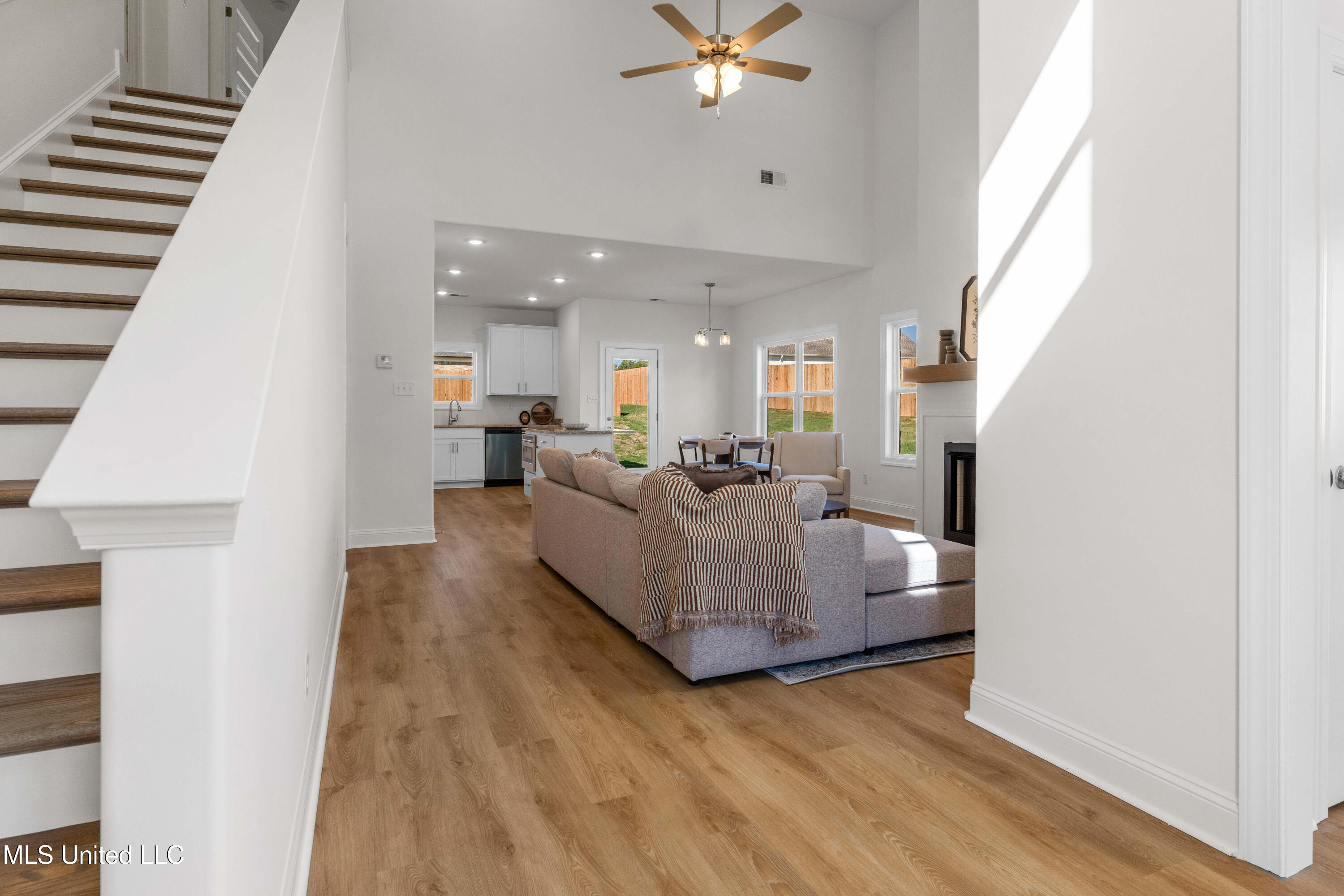 10262 March Mdws Way Olive Branch, MS 38654 - Photo 3 of 18 Living Room