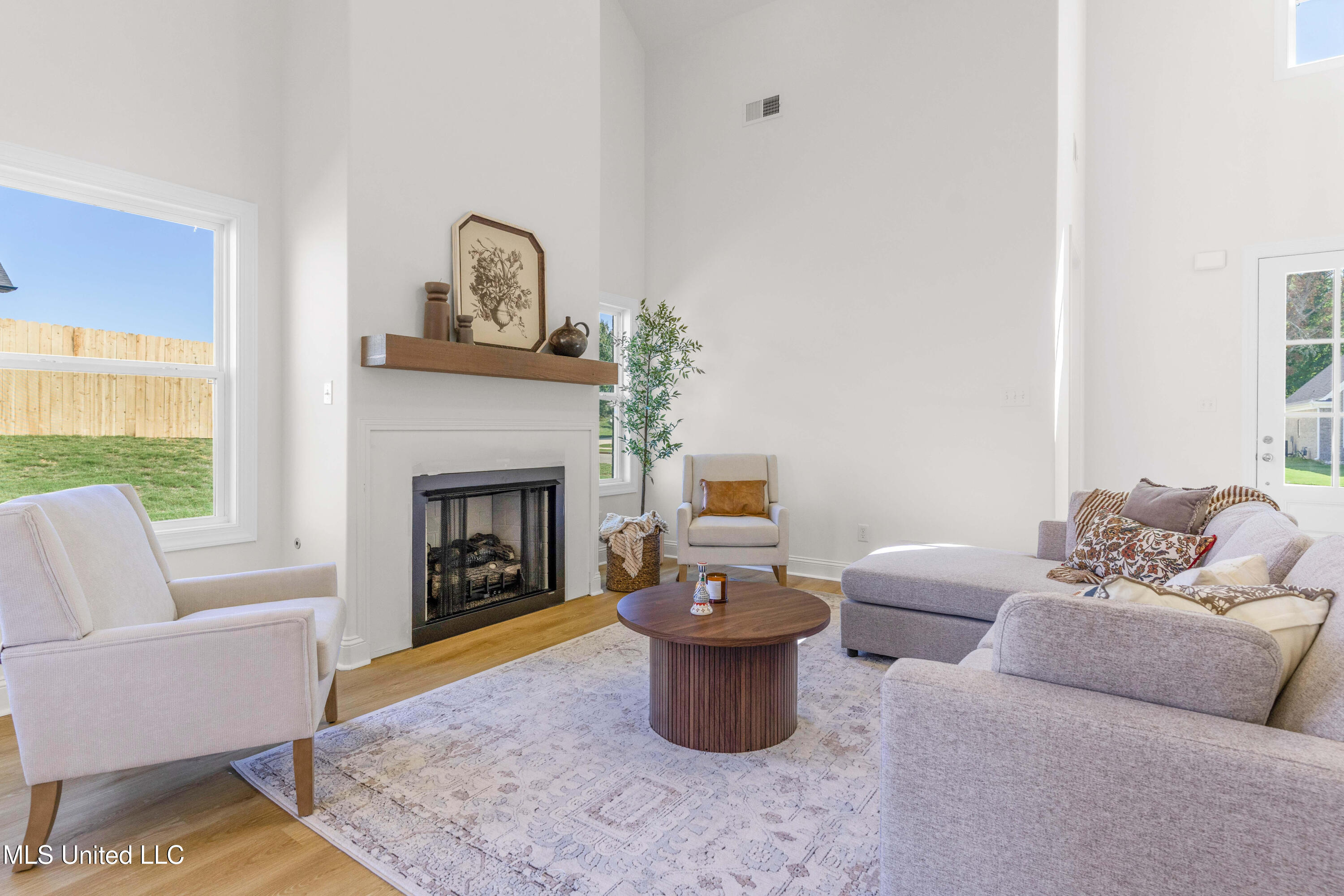 10262 March Mdws Way Olive Branch, MS 38654 - Photo 5 of 18 Living Room