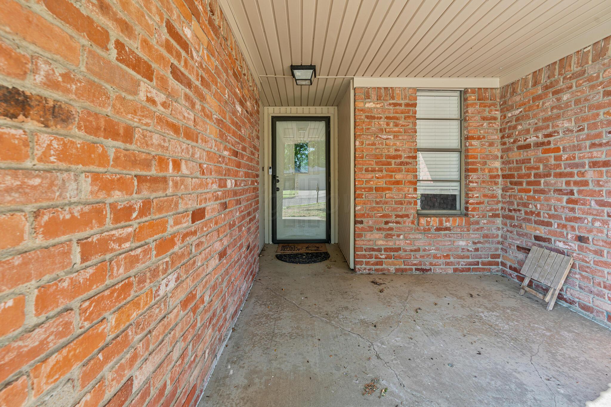 6212 Rutgers Street Amarillo, TX 79109 - Photo 4 of 26 a view of brick walls