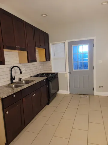 $1,200 | 6652 South Rockwell Street, Unit 1N, Chicago, IL 60629