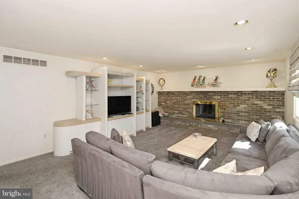 $800,000 | 54 Roy Lane, Huntingdon Valley, PA 19006