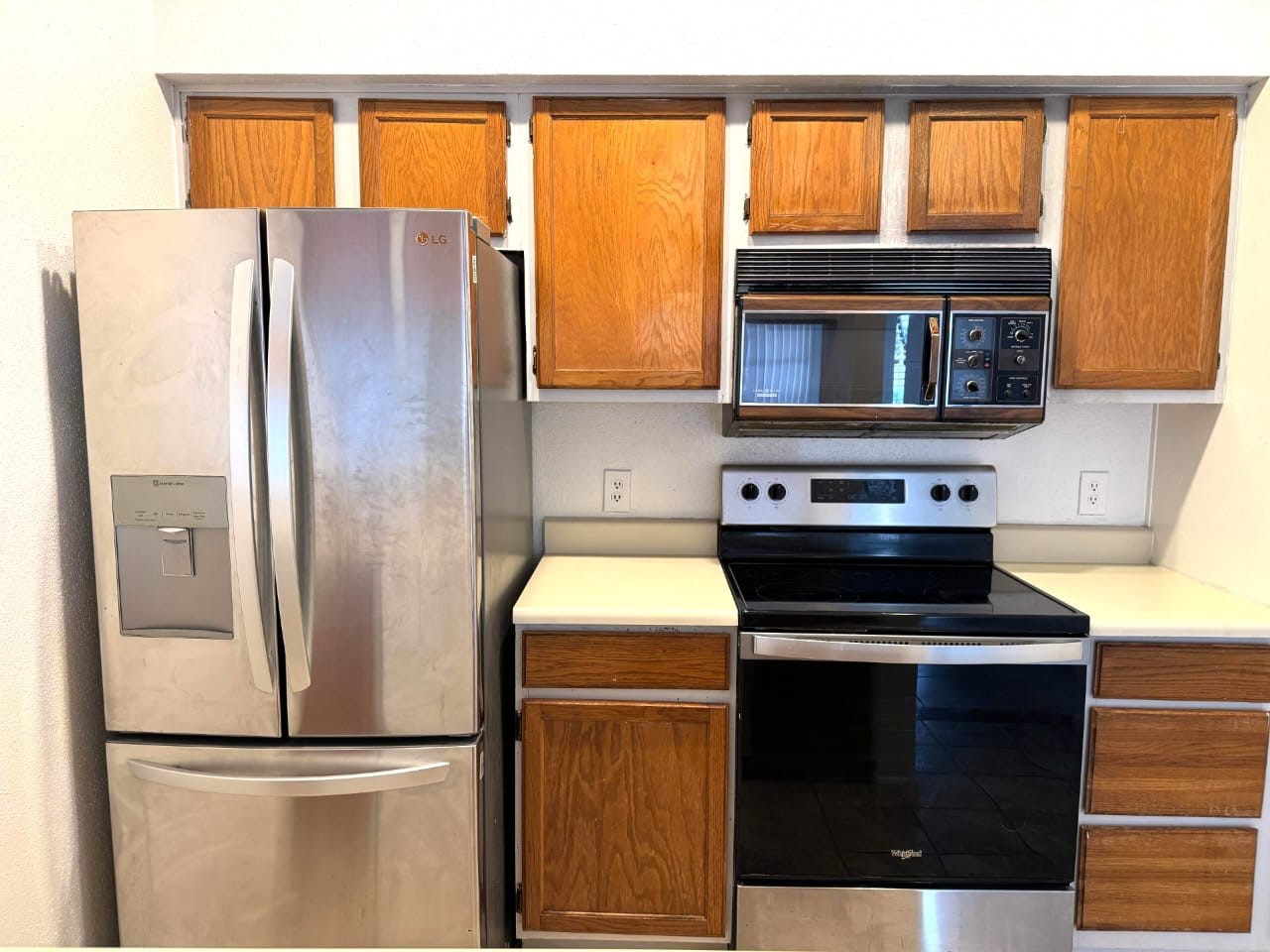 2121 El Paseo Street, Unit 1801 Houston, TX 77054 - Photo 8 of 12 a kitchen with a refrigerator and a stove